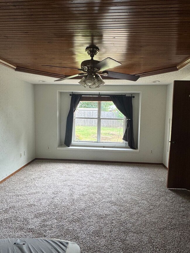 Building Photo - 3 bedroom, 2 bathroom, 2 car garage in Sou...