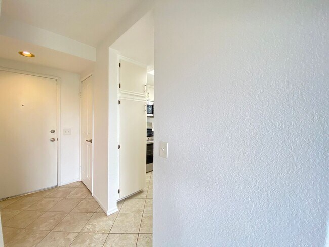 Building Photo - Bright 2 Bedroom Condo in Oceanside!