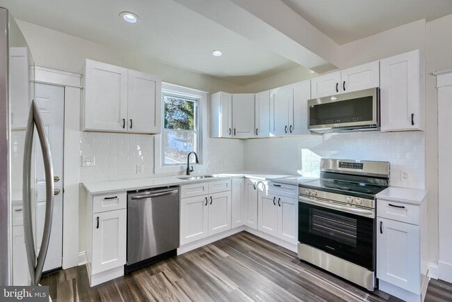 Building Photo - 6504 Rosemont Ave