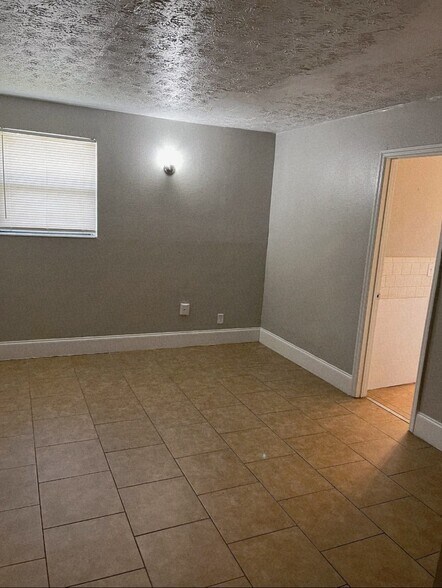 Building Photo - 2862 W 1st St