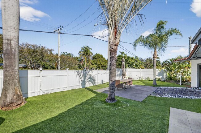 Building Photo - 2601 NE 8th Ct