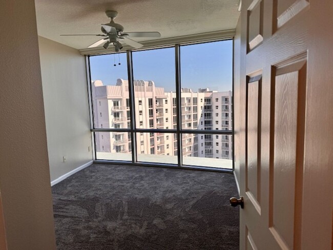 Building Photo - Beautiful Downtown Condo