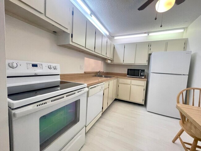 Building Photo - 5130 Las Verdes Cir
