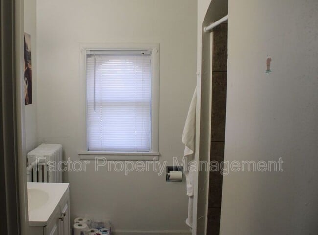 Building Photo - 328 N 6th St