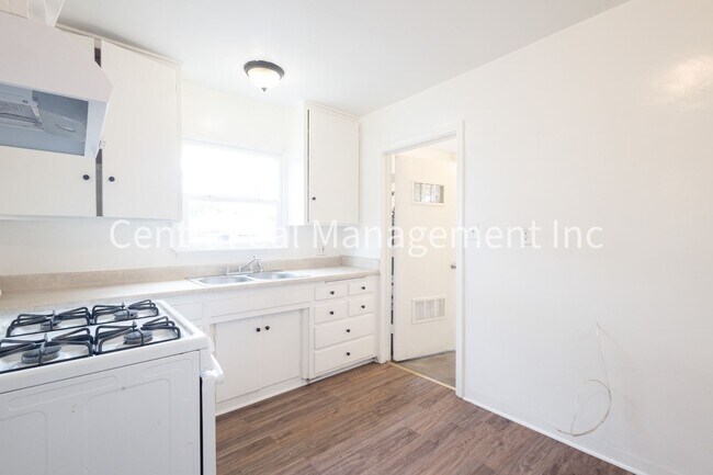Building Photo - 2 Bedroom/1 Bath Home - $1495 per month