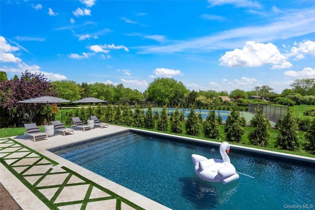 Primary Photo - 4 Carriage Ln