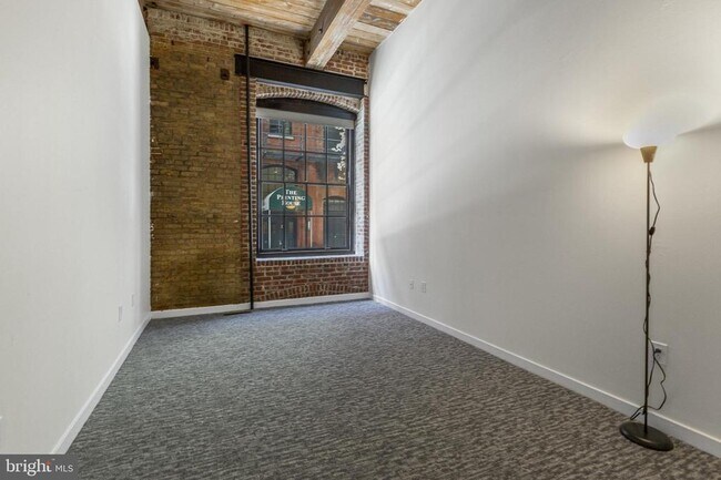 Building Photo - 303 Vine St