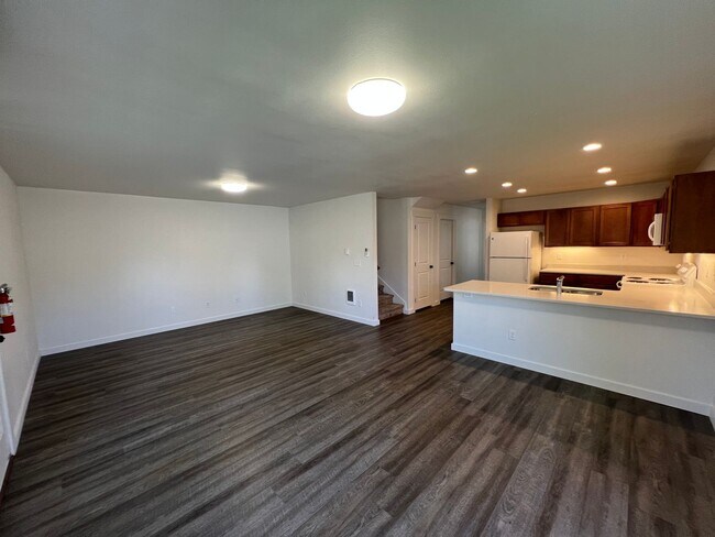 Building Photo - 4.5 Bathrooms ! 4 large bedrooms! Close to CWU