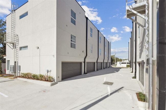 Building Photo - 544 N Bumby Ave