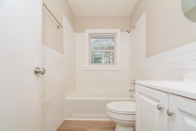 Building Photo - 927 S Plum St