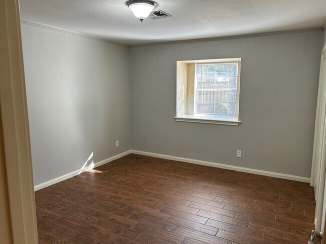 Building Photo - 1702 Maux Dr