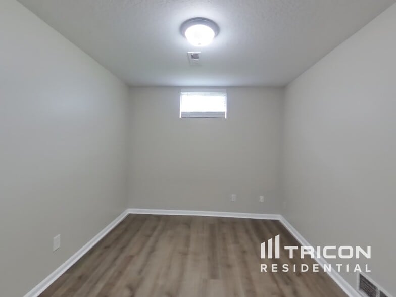 Building Photo - 1716 Lynn Cir
