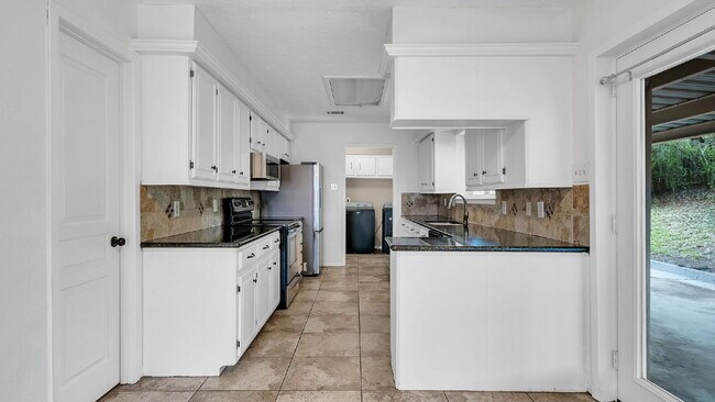 Building Photo - Find comfort, style, and convenience in this beautiful 3-bedroom home located in a desirable gate...