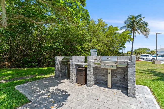 Building Photo - 801 S Ocean Dr