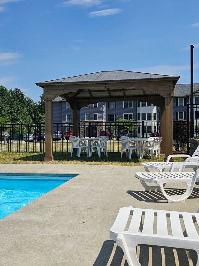 Building Photo - Spacious 2 Bedroom/ 2 Bathroom Apartment w...