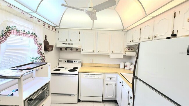 Building Photo - 11485 Oakhurst Rd