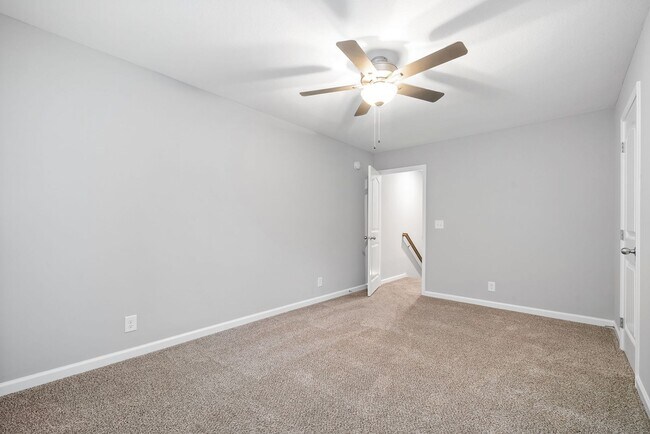 Building Photo - 254 Woodland Vly Ln