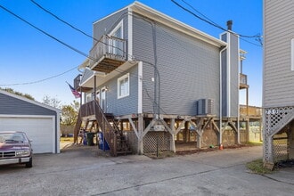 Building Photo - Beachside Living with Beautiful Bay Views