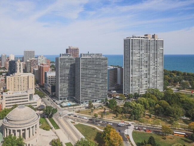 Building Photo - 2650 N Lakeview Ave