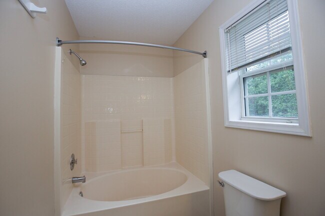 Building Photo - Charming 3 Bedroom, 2,5 Bath home with hug...