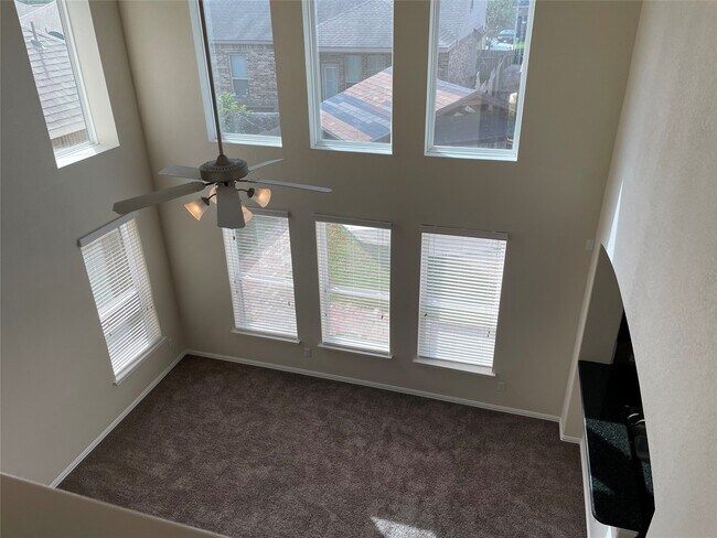 Building Photo - 627 Oak Cir Dr E