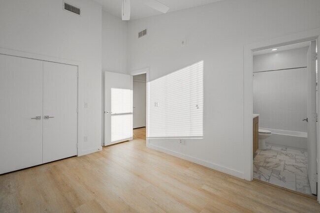 Building Photo - Stunning Modern Townhomes Newer Construction :: Henderson & Greenville Ave area