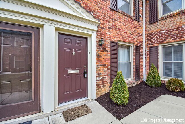 Building Photo - 911 Manor Ln