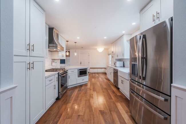 Building Photo - Luxury Living in Manhattan Beach