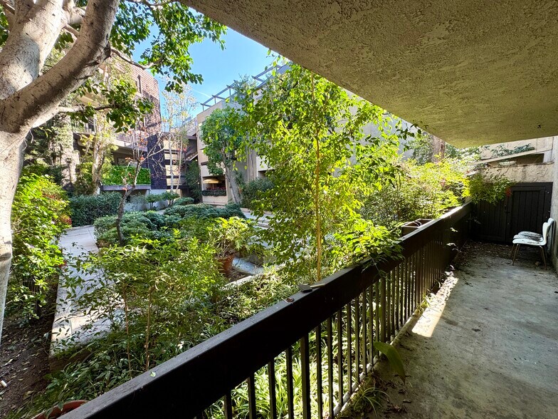 Building Photo - 950 N Kings Rd