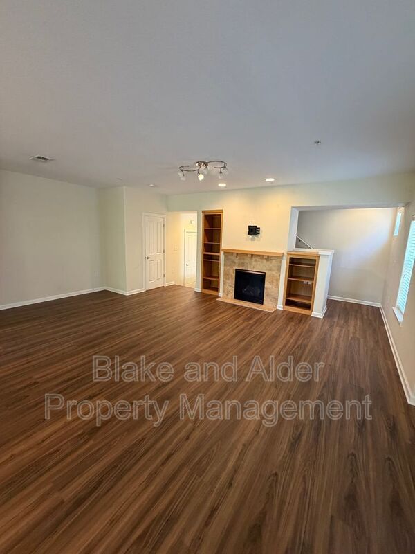 Building Photo - 10805 NE Red Wing Way