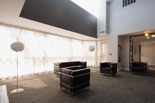 Building Photo - 106 N High St