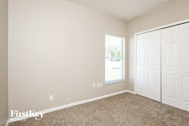 Building Photo - 702 Cotulla Dr