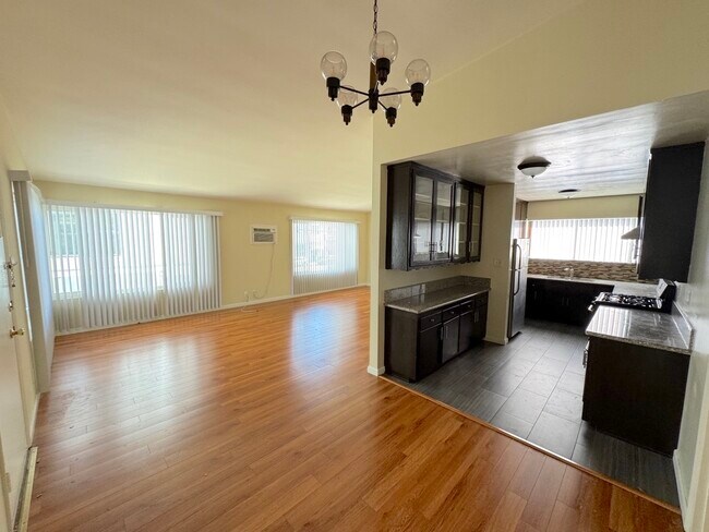 Building Photo - 521 S Manhattan Pl