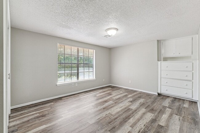 Building Photo - 4 bed, 3 bath home in OKC, OK