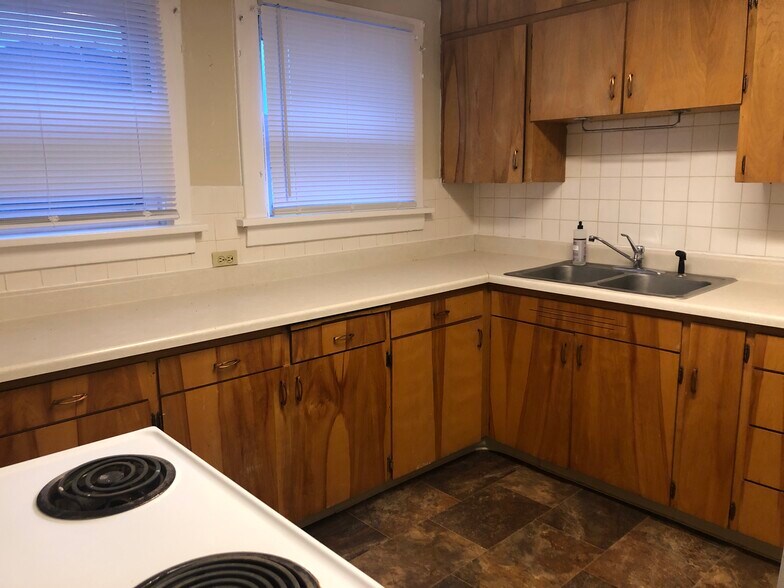 Building Photo - 715 NE Maple St