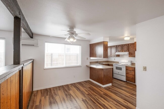 Building Photo - Beautiful 4 Bed, 2 Bath Townhouse with Lots of Closet Space and Laundry In Unit!