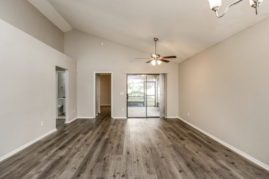 Building Photo - 585 Conure St