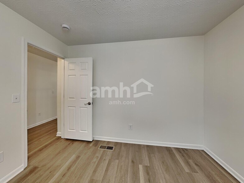 Building Photo - 170 Old Carriage Ct