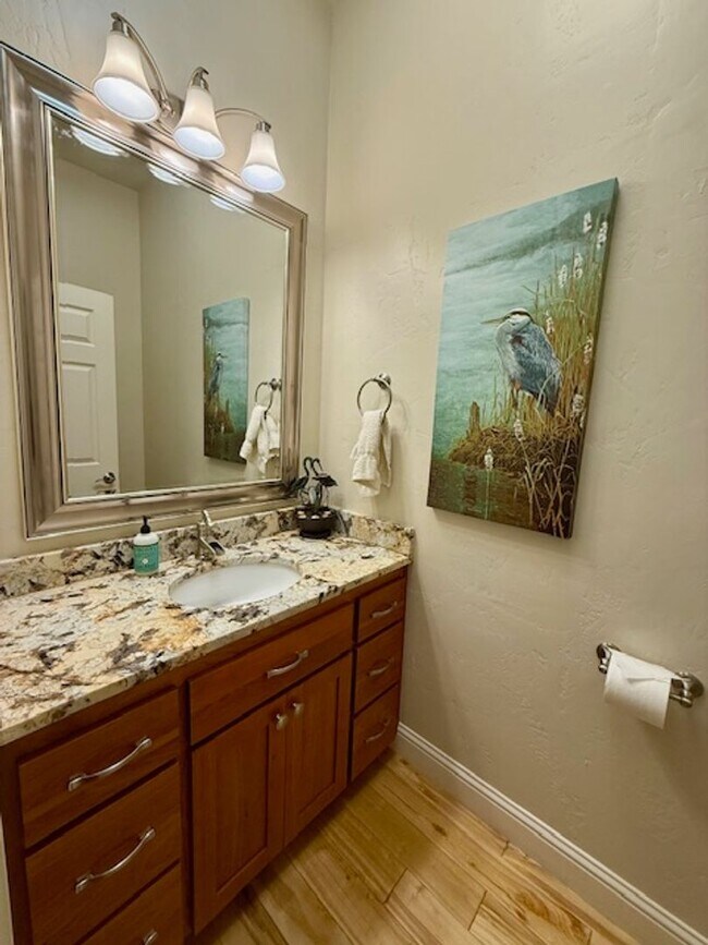 Building Photo - Beautiful Custom Built 3 bed/2.5 bath Home