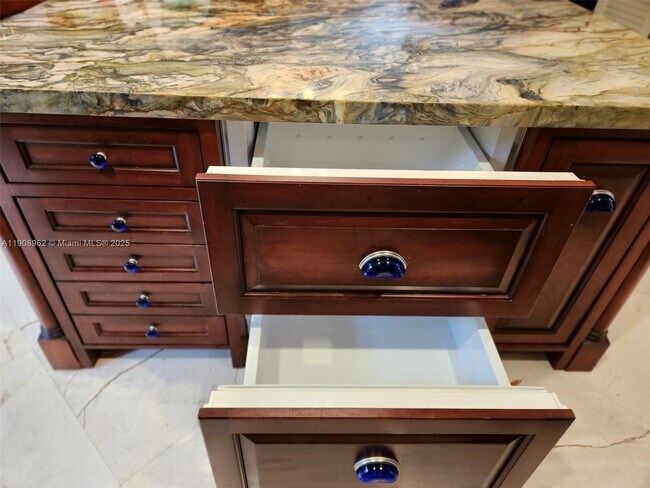 Building Photo - 70 Bay Colony Ln