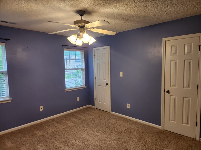 Building Photo - Room in House on Meadowcreek Village Dr