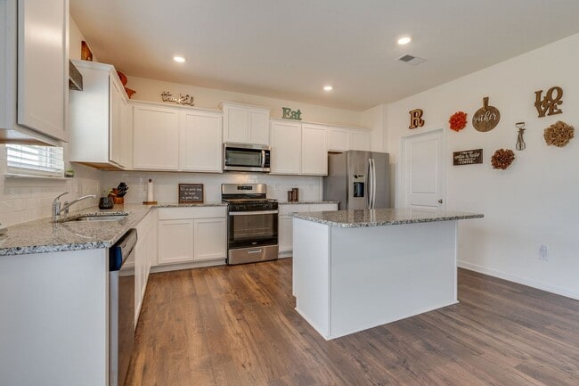 Building Photo - 4 bed/2.5 bath in Kingsport, TN