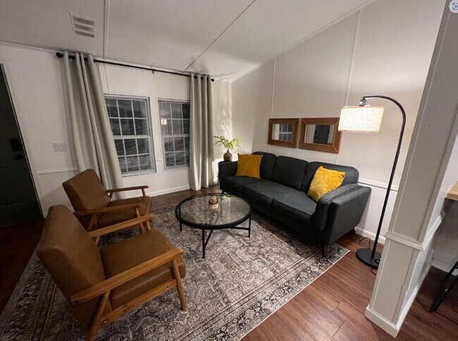 Building Photo - 502 9th St SW