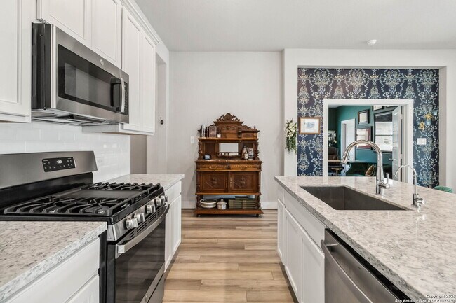 Building Photo - "Charming 3-Bedroom Home with 2 Full Baths and 1902 Sq Ft of Comfort in San Antonio!"