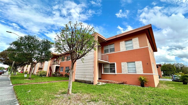 Building Photo - 3670 SW 10th St