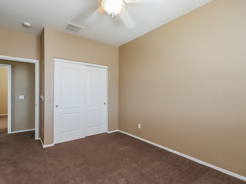 Building Photo - 7120 S 70th Dr