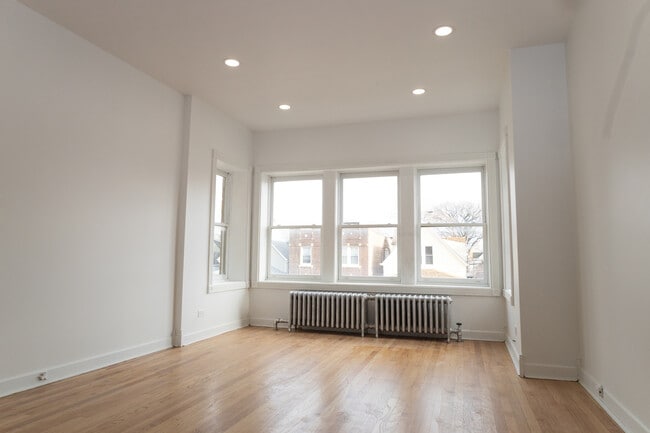 Building Photo - 2016 N Kilbourn Ave