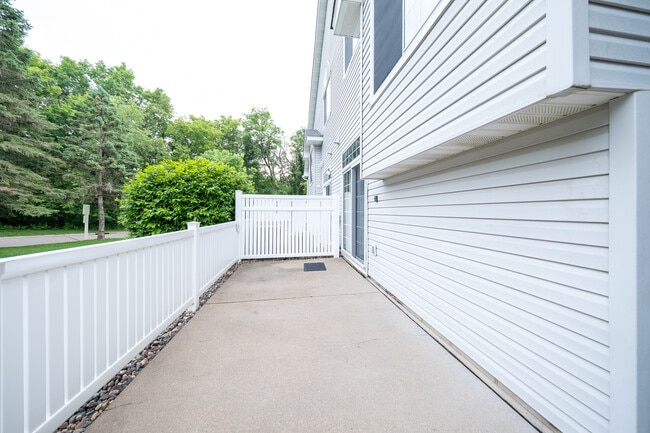 Building Photo - 2750 Mallard Dr