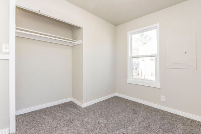 Building Photo - 2-Bedroom, 1-Bathroom Home for Rent