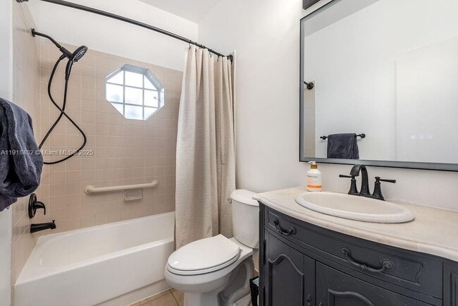 Building Photo - 6641 Via Regina